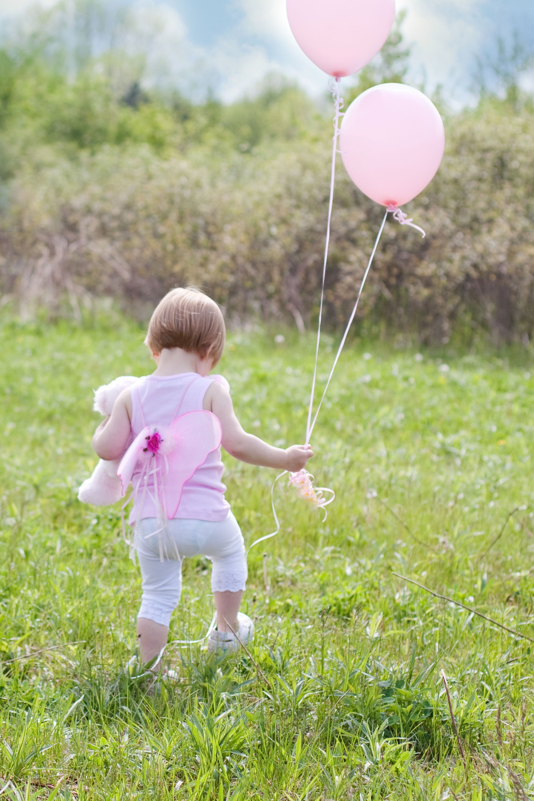 Niños jugando con globos