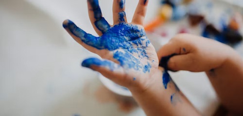Mano con pintura azul