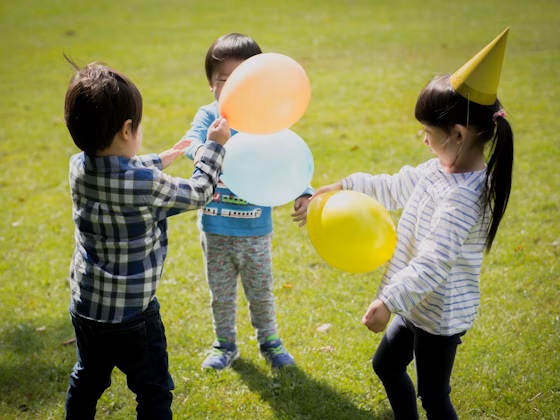 Niños jugando con globos